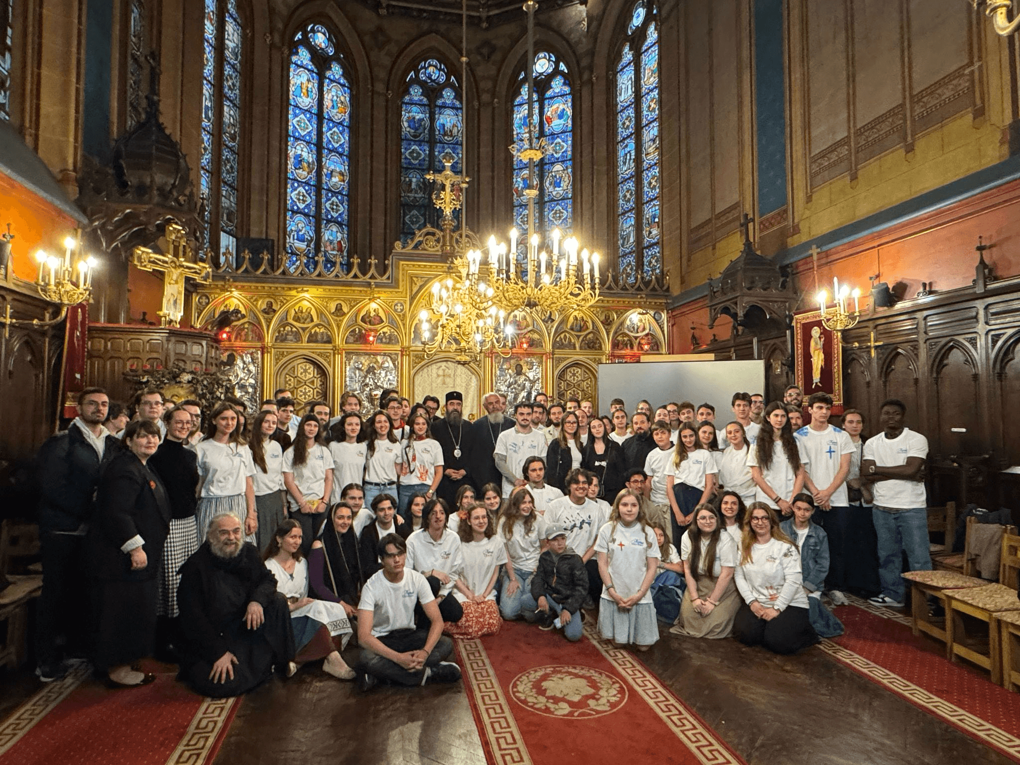 Jeunes orthodoxes en prière lors d'un événement NEPSIS France
